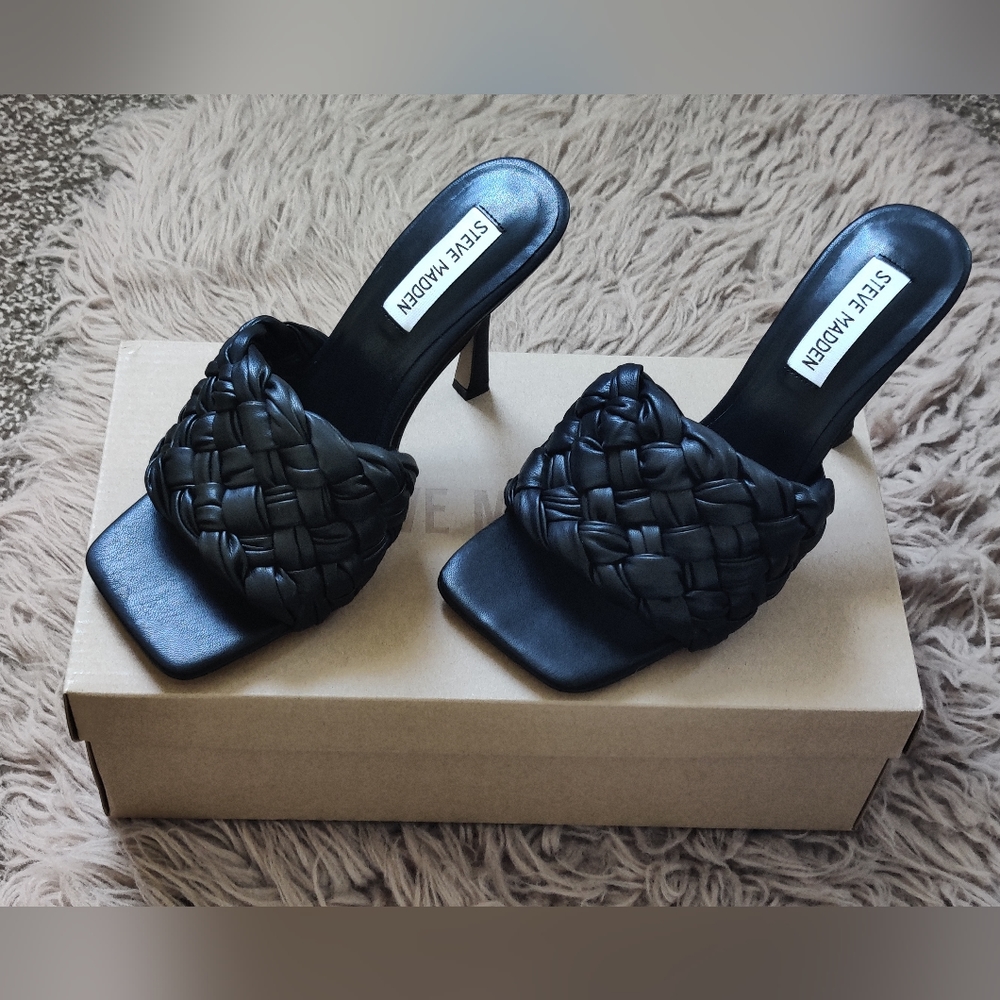 Steve Madden Jarina Sandal in Black, size 7